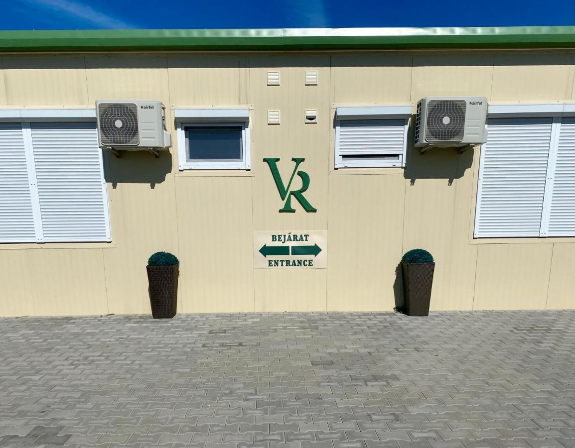Vecsesi Rendezvenykoezpont Es Panzio Отель типа 