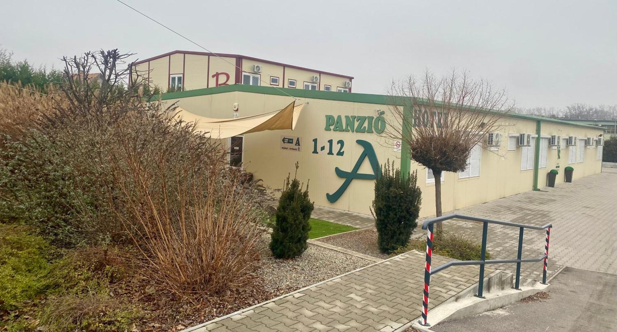 Vecsesi Rendezvenykoezpont Es Panzio Отель типа 