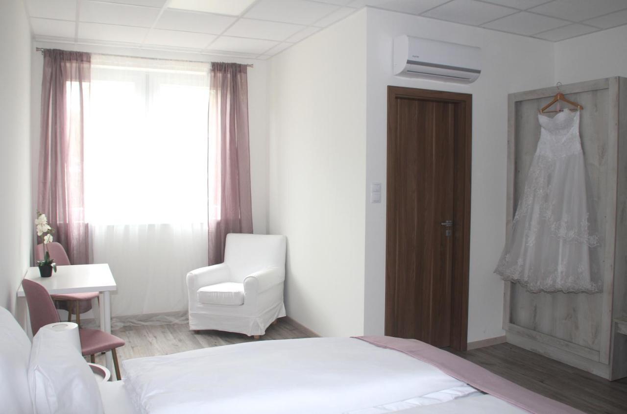 Bed & Breakfast Vecsesi Rendezvenykoezpont Es Panzio