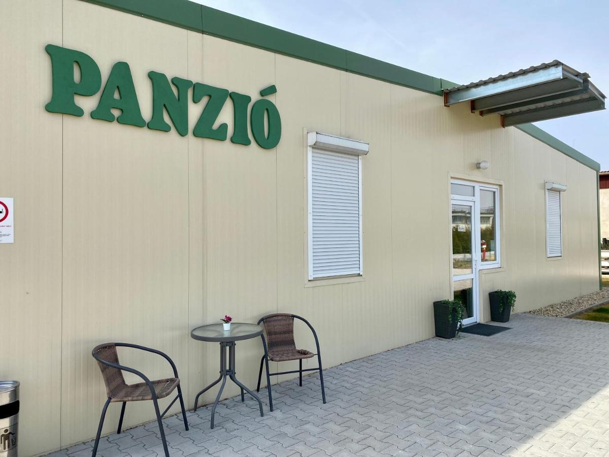Vecsesi Rendezvenykoezpont Es Panzio Bed & Breakfast *