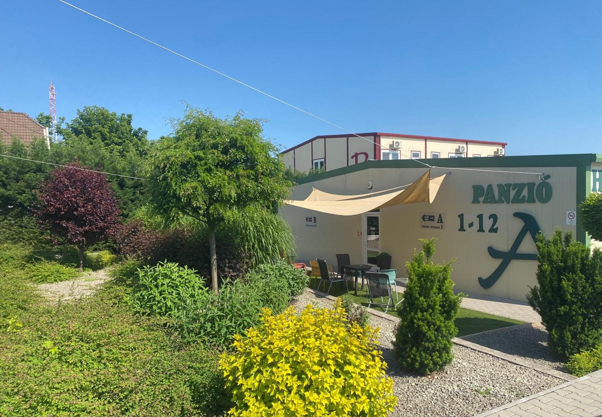 Vecsesi Rendezvenykoezpont Es Panzio Bed & Breakfast *